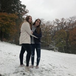 Meet your Posher, Lara